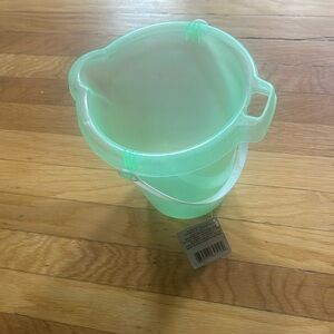 Green sand bucket